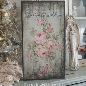 Decoración rústica de pared de madera enmarcada con el refrán francés "La Vie en Rose" de Debi Coules.