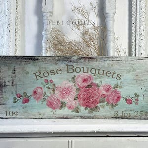 Stampa su legno con rose in stile shabby chic, decorazione da parete con fiori, stile romantico cottage di Debi Coules