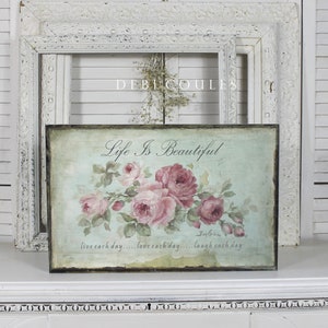 Cartello in legno con rose rosa in stile shabby chic: Cottagecore Wall Art di Debi Coules