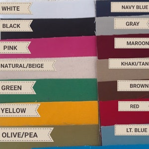 Pu&ograve; includere: Una cartella colori di campioni di tessuto in tela di anatra in vari colori, tra cui bianco, nero, rosa, naturale/beige, verde, giallo, oliva/pisello, turchese, blu navy, grigio, marrone, kaki/marrone, marrone, rosso e blu chiaro.