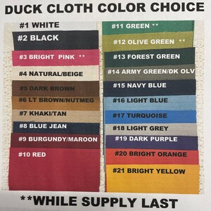 Op de afbeelding: Een kleurenkaart met 21 verschillende kleuren eendendoek. De kleuren zijn gelabeld met nummers en namen, zoals #1 Wit, #2 Zwart, #3 Felroze, #4 Natuur/Beige, #5 Donkerbruin, #6 Lichtbruin/Nootmuskaat, #7 Khaki/Bruin, #8 Jeansblauw, #9 Bordeauxrood/Bruinrood, #10 Rood, #11 Groen, #12 Olijfgroen, #13 Bosgroen, #14 Legergroen/Donkergroen, #15 Marineblauw, #16 Lichtblauw, #17 Turquoise, #18 Lichtgrijs, #19 Donkerpaars, #20 Feloranje en #21 Felgeel. De kaart bevat ook de tekst "**WHILE SUPPLY LAST**".