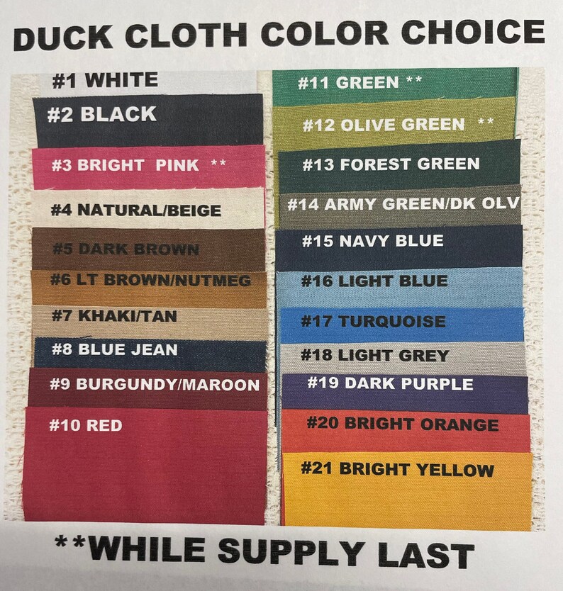 Op de afbeelding: Een kleurenkaart met 21 verschillende kleuren eendendoek. De kleuren zijn gelabeld met nummers en namen, zoals #1 Wit, #2 Zwart, #3 Felroze, #4 Natuur/Beige, #5 Donkerbruin, #6 Lichtbruin/Nootmuskaat, #7 Khaki/Bruin, #8 Jeansblauw, #9 Bordeauxrood/Bruinrood, #10 Rood, #11 Groen, #12 Olijfgroen, #13 Bosgroen, #14 Legergroen/Donkergroen, #15 Marineblauw, #16 Lichtblauw, #17 Turquoise, #18 Lichtgrijs, #19 Donkerpaars, #20 Feloranje en #21 Felgeel. De kaart bevat ook de tekst "**WHILE SUPPLY LAST**".