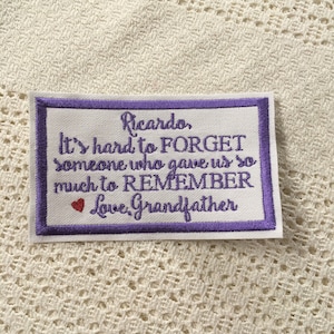 Może przedstawiać: Fioletowy haftowany znaczek z białym tłem i tekstem "Ricardo, Trudno ZAPOMNIEĆ o kimś, kto dał nam tyle do ZAPAMIĘTANIA Miłość, Dziadek".