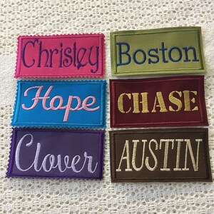 Puede incluir: Seis parches de tela bordados con diferentes nombres: Christy, Boston, Hope, Chase, Clover y Austin. Los parches son de varios colores, incluyendo rosa, verde, azul, rojo, morado y marrón.