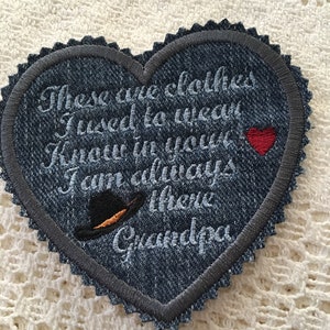 以下が含まれることがあります： 「これは私が着ていた服です。あなたの心の中で知ってください。私はいつもそこにいます。おじいちゃん」と刺繍されたテキストが書かれたハート型のデニムパッチ。小さな赤いハートと黒い帽子も刺繍されています。