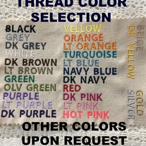 Pu&ograve; includere: Una tabella di colori di filo per ricamo, tra cui nero, grigio, bianco, marrone, verde, viola, giallo, arancione, turchese, blu, rosso e rosa. Il testo "THREAD COLOR SELECTION" &egrave; in cima alla tabella. Il testo "OTHER COLORS UPON REQUEST" &egrave; in fondo alla tabella.