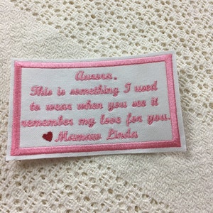 Pu&ograve; includere: Toppa ricamata rosa con sfondo bianco e un messaggio che dice "This is something I used to wear when you see it remember my love for you. Mamaw Linda".