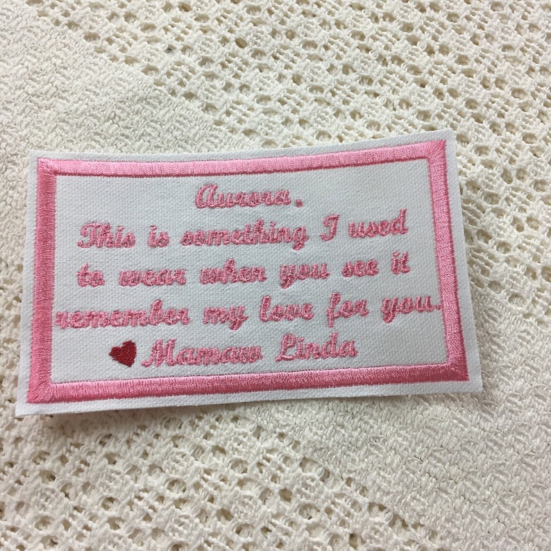 Pu&ograve; includere: Toppa ricamata rosa con sfondo bianco e un messaggio che dice "This is something I used to wear when you see it remember my love for you. Mamaw Linda".
