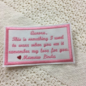 Pu&ograve; includere: Toppa ricamata rosa con un messaggio che dice "Aurora. This is something I used to wear when you see it remember my love for you. Mamaw Linda".