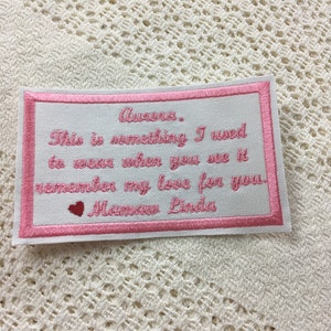 Pu&ograve; includere: Toppa ricamata rosa con il testo "Aura. This is something I used to wear when you see it remember my love for you. Mamaw Linda" e un piccolo cuore rosa.