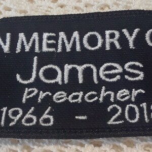 Può includere: Toppa ricamata nera con testo bianco che recita "In Memory of James Preacher 1966 - 2018".