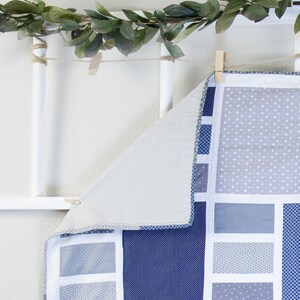 Édredon bleu et gris pour bébé, fait main, pièce unique, cadeau de baby shower, couverture pour nouveau-né, décoration de chambre d&#39;enfant, matelassé à la machine, courtepointe sur le ventre