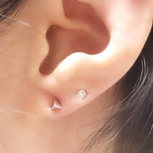 Orecchini a bottone triangolare piccolo/Orecchini triangolari/Orecchini in argento sterling/Borchie/Orecchini minimalisti
