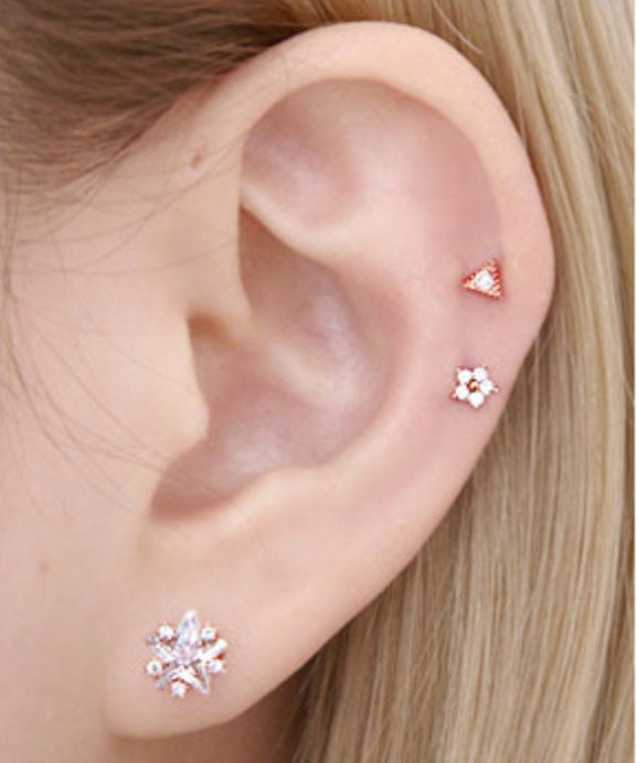 Orecchini A Perno Con Fiori Di Ciliegio E Zirconi - Rosa - Gioielli Ipoallergenici Per Donna