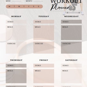 Puede incluir: Un planificador de entrenamiento imprimible con un fondo beige y una ilustración en blanco y negro de una persona levantando pesas. El planificador está dividido en días de la semana con secciones para objetivos, comidas y ejercicio.