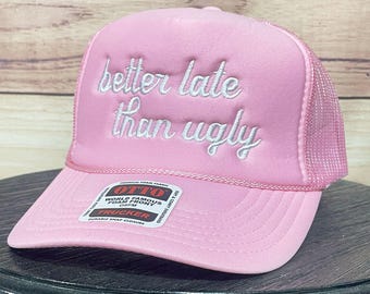 Better Late Than Ugly Trucker Hat – Geborduurde Trucker Hat, zomer, cadeau voor haar, vrijgezellenfeest, Moederdagcadeau, afstudeercadeau voor haar