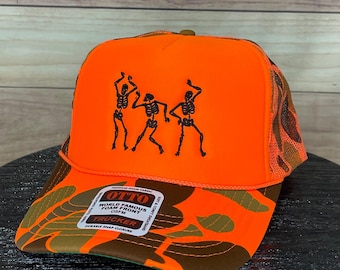 ダンシングスケルトン - 刺繍入りフォームトラッカーハット、オットーキャップ、ハロウィン