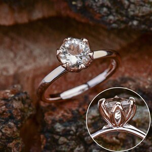 Anillo de compromiso con morganita de talla redonda en oro rosa de 14 quilates