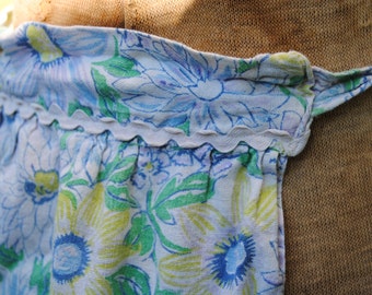 Vintage apron - 1950s apron - Cotton apron with one pocket - Apron with blue floral print - Vintage kitchen