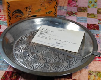 Vintage Ovenex 9" pie pan - Made in England - Starburst pattern - 1950's metal pan with slider