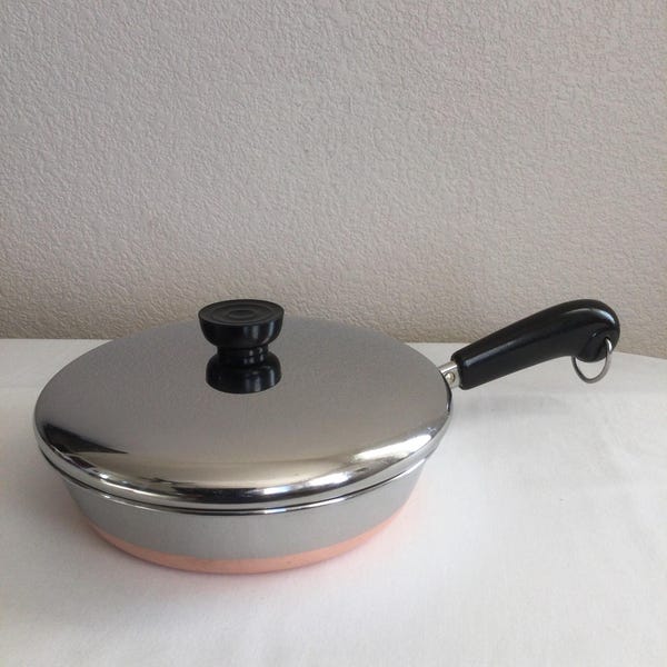 Sartén Revere Ware de 8" con fondo revestido de cobre y tapa
