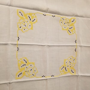 Vintage 1950&#39;s Simply Darling Hand Embroidered Table Cloth & 4 Napkin Set