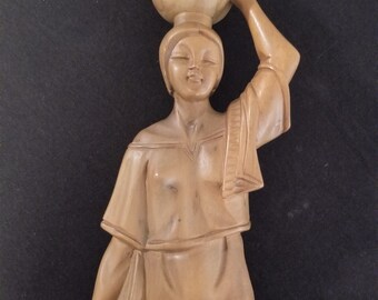 希少な美しい手彫りの木製女性像。高さ 15 インチ x 幅 7 インチ x