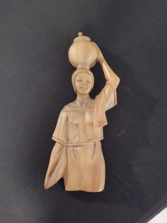希少な美しい手彫りの木製女性像。高さ 15 インチ x 幅 7 インチ x