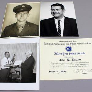 Pu&ograve; includere: Una collezione di fotografie in bianco e nero e un certificato. Le foto includono ritratti di un uomo in uniforme militare e in abito, e una foto di un uomo che riceve un premio. Il certificato &egrave; un premio di servizio di quindici anni della NASA.