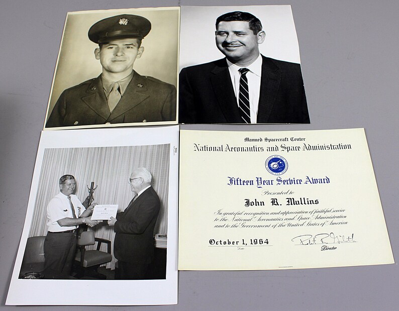 Pu&ograve; includere: Una collezione di fotografie in bianco e nero e un certificato. Le foto includono ritratti di un uomo in uniforme militare e in abito, e una foto di un uomo che riceve un premio. Il certificato &egrave; un premio di servizio di quindici anni della NASA.