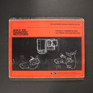 Könnte beinhalten: Ein spiralgebundenes Handbuch von 1981 für elektronische Motorsteuerungen von Ford mit orangefarbenem Einband. Die Vorderseite zeigt den Text Quick Test Diagnostic Procedures, Feedback Carburetor, Electronic Fuel Injection und technische Zeichnungen.