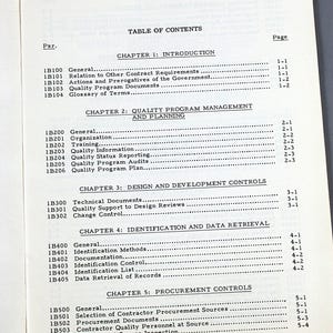 Pu&ograve; includere: Libro aperto con un sommario. Il testo include titoli di capitoli come "Introduzione", "Gestione e pianificazione del programma di qualit&agrave;" e "Controlli di progettazione e sviluppo". I numeri di pagina sono a destra.