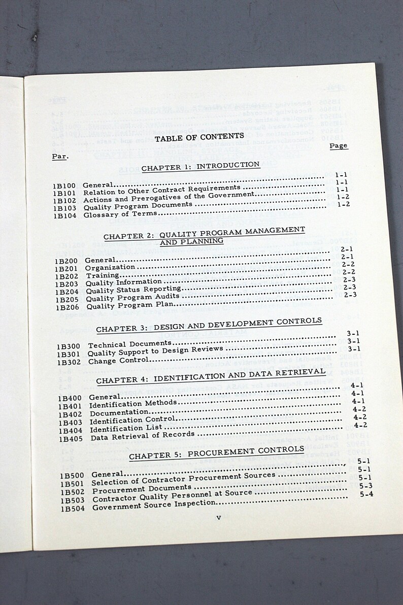 Pu&ograve; includere: Libro aperto con un sommario. Il testo include titoli di capitoli come "Introduzione", "Gestione e pianificazione del programma di qualit&agrave;" e "Controlli di progettazione e sviluppo". I numeri di pagina sono a destra.