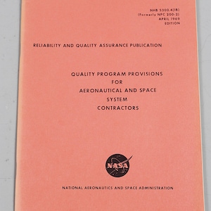 Puede incluir: Una publicación vintage de la NASA de color coral titulada "Publicación de Fiabilidad y Garantía de Calidad". El documento incluye el logotipo de la NASA y texto que detalla las disposiciones del programa de calidad para contratistas aeronáuticos y espaciales. La edición es de abril de 1969.