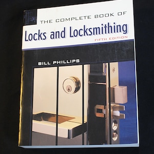 Het complete boek over sloten en slotenmakers door Bill Phillips 5e editie, geïllustreerd 562 pagina's 2001 sleutels bekers hangsloten reparatiehardware