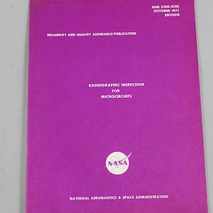 Puede incluir: Documento morado de la NASA titulado "Radiographic Inspection for Microcircuits". La portada también indica que es una Publicación de Fiabilidad y Garantía de Calidad, edición de octubre de 1971.