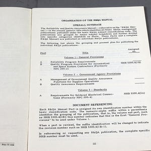 Pu&ograve; includere: Pagina di libro aperto con il titolo "ORGANIZZAZIONE DEL MANUALE R&QA". Il testo descrive il Manuale di Affidabilit&agrave; e Garanzia di Qualit&agrave;, la sua portata e la struttura delle pubblicazioni, inclusi volumi e standard.