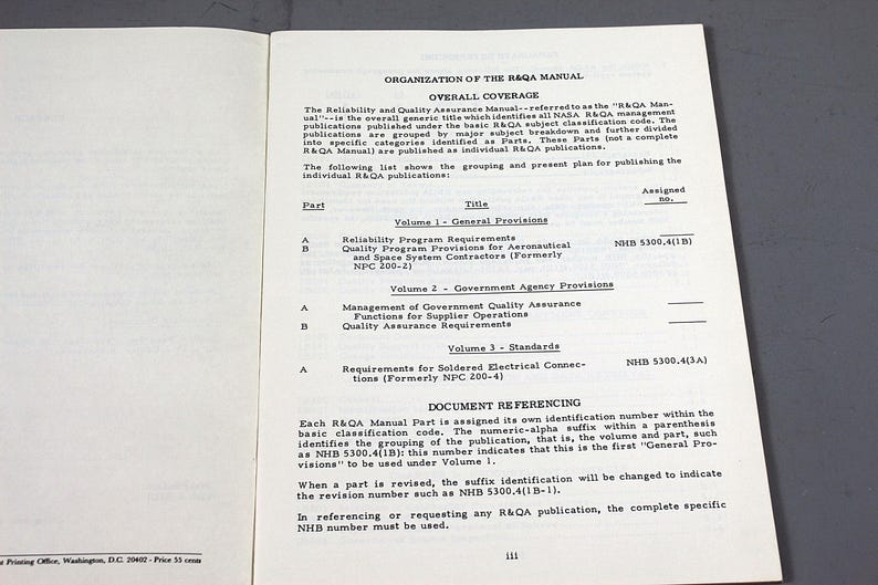 Pu&ograve; includere: Pagina di libro aperto con il titolo "ORGANIZZAZIONE DEL MANUALE R&QA". Il testo descrive il Manuale di Affidabilit&agrave; e Garanzia di Qualit&agrave;, la sua portata e la struttura delle pubblicazioni, inclusi volumi e standard.