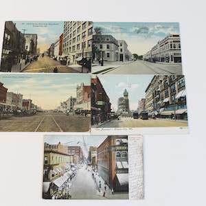 Partia 5 pocztówek, głównie RPPC, Sceny uliczne z lat 1907-1912, Budynki z pocztówkami i bez pocztówek Winfield, Kansas, Manhattan, Kansas City, Missouri