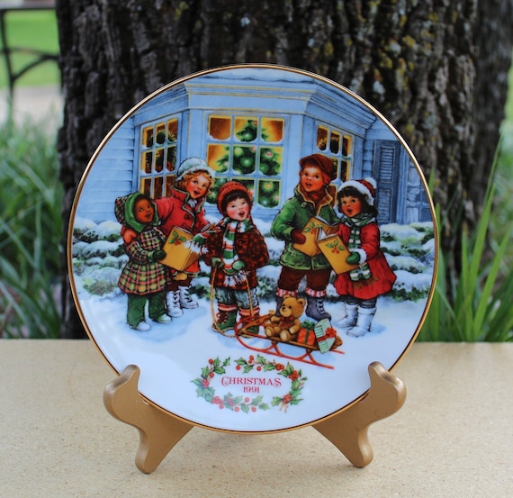 Avon Fine Collectible Christmas Plate Series Gold Trimmed 1990