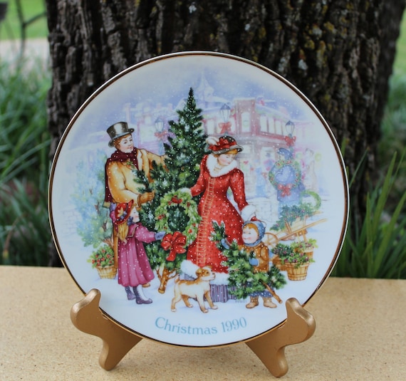 Avon Fine Collectible Christmas Plate Series Gold Trimmed 1990