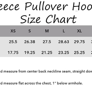 K&ouml;nnte beinhalten: Gr&ouml;&szlig;entabelle f&uuml;r einen Fleece-Pullover mit Kapuze, die die Ma&szlig;e in Zoll f&uuml;r K&ouml;rperl&auml;nge und -breite f&uuml;r die Gr&ouml;&szlig;en XS bis 3XL zeigt.