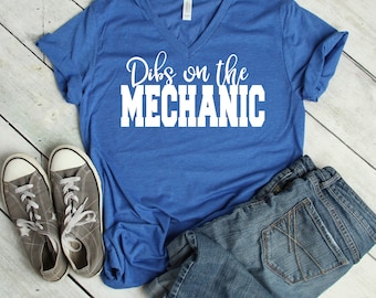 Dibs on the Mechanic - Chemise à col en V - Mécanicien-femme mécanicien - Sortir avec un mécanicien - Chemises Dibs - Chemises Dibs personnalisées pour elle - Mon mécanicien