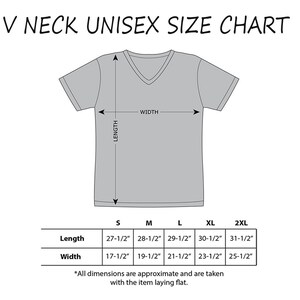 Puede incluir: Ilustraci&oacute;n de una camiseta gris con cuello en V con medidas de largo y ancho. La tabla de tallas incluye tallas de la S a la 2XL, con medidas de largo de 70 a 80 cm y de ancho de 44 a 65 cm.