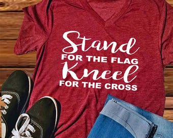 Chemise Stand for the Flag - Kneel for the Cross - Chemise col en V pour femmes - Stand for the Flag - Kneel for the Cross Shirt - Chemise lovemighty