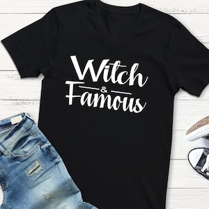 魔女と有名な V ネック シャツ - 魔女のハロウィン シャツ - 彼女のためのハロウィン シャツ - 女性用ハロウィン シャツ - 魔女シャツ - ハロウィン V ネック