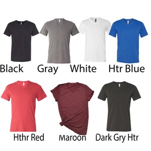 Puede incluir: Una colecci&oacute;n de siete camisetas con cuello en V en varios colores: negro, gris, blanco, azul jaspeado, rojo jaspeado, granate y gris oscuro jaspeado. Cada camiseta se muestra plana, mostrando el cuello en V y la textura de la tela. Los colores est&aacute;n etiquetados.