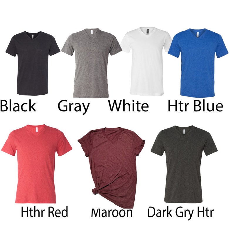 Puede incluir: Una colecci&oacute;n de siete camisetas con cuello en V en varios colores: negro, gris, blanco, azul jaspeado, rojo jaspeado, granate y gris oscuro jaspeado. Cada camiseta se muestra plana, mostrando el cuello en V y la textura de la tela. Los colores est&aacute;n etiquetados.