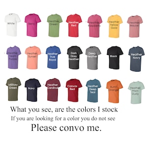Puede incluir: Una tabla de 20 colores de camisetas diferentes, incluyendo blanco, baya, verde jaspeado, rojo jaspeado, frambuesa jaspeado, amarillo dorado jaspeado, malva jaspeado, morado jaspeado de equipo, atardecer jaspeado, azul real jaspeado, gris oscuro jaspeado, azul oscuro jaspeado, negro, azul marino jaspeado, verde militar, azul marino, cardenal jaspeado, rojo lienzo, azul oscuro jaspeado, naranja quemado y polvo de prisma jaspeado.  Lo que ves, son los colores que tengo en stock. Si est&aacute;s buscando un color que no ves, por favor, ponte en contacto conmigo.