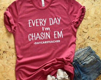 Ogni giorno sono Chasin Em - Camicia per asilo nido - Camicia per insegnante di asilo nido - Regalo per insegnanti di asilo nido - Regalo per asilo nido carino - Regalo personalizzato per insegnanti di asilo nido - Tee
